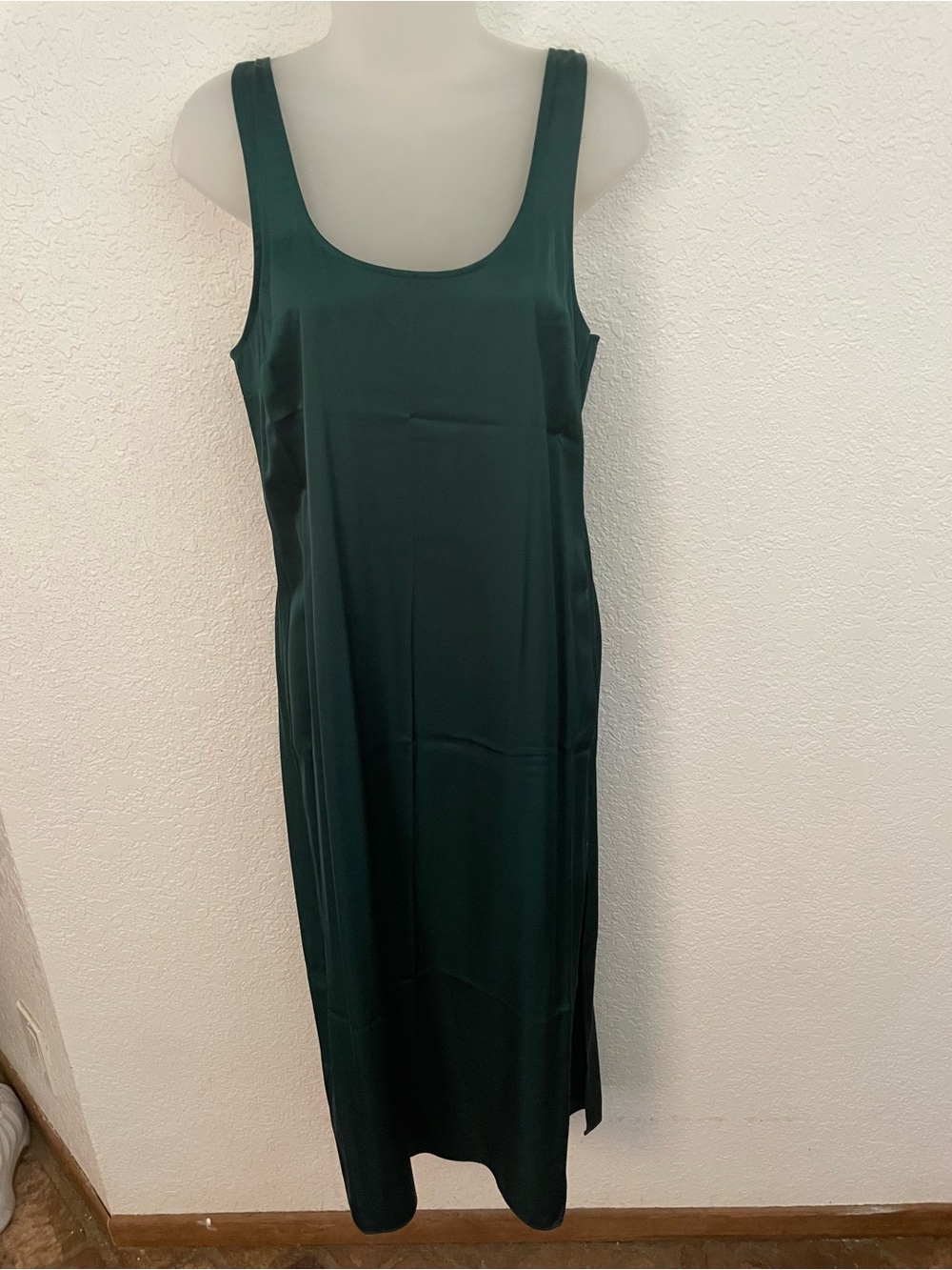 Sleeveless Scoop Neck Maxi Dress in satin Deep Green